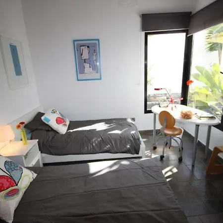 Villa Sleeps 6 Pool Wifi